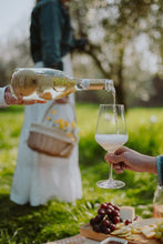 Load image into Gallery viewer, Lugana Brut D.oc. Spumante - Cartone da 6 bottiglie da 0,75Lt