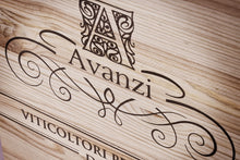 Load image into Gallery viewer, Cassetta in legno da 4 bottiglie con Vini del Garda e Olio Extravergine.
